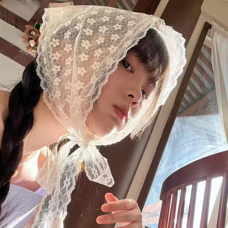 Women Accessories Photos - ผ้าพันคอสามเหลี่ยมลูกไม้สีขาว 1 ชิ้น ผ้าโพกศีรษะลูกไม้หวานๆ สำหรับเดินทาง ถ่ายรูป